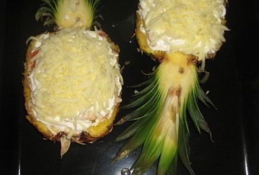 Курица, запеченная в ананасе