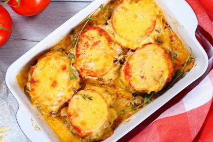 Мясо с помидорами и сыром
