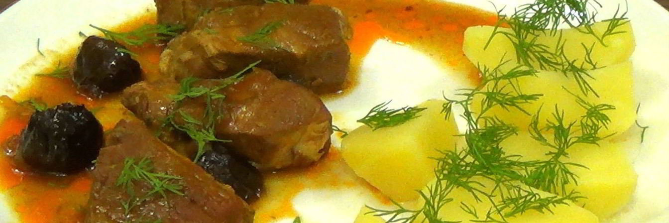 Мясо, тушенное с черносливом в кисло-сладком соусе