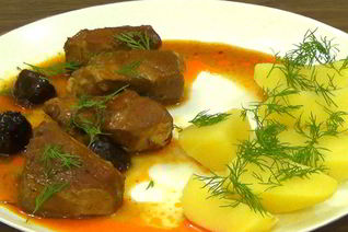 Мясо, тушенное с черносливом в кисло-сладком соусе
