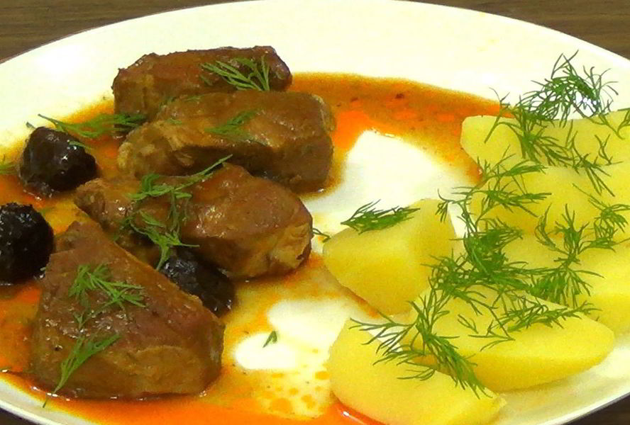 Мясо, тушенное с черносливом в кисло-сладком соусе