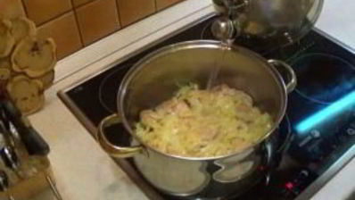 мясо, тушенное с черносливом в кисло-сладком соусе