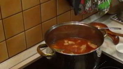 мясо, тушенное с черносливом в кисло-сладком соусе