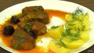 мясо, тушенное с черносливом в кисло-сладком соусе
