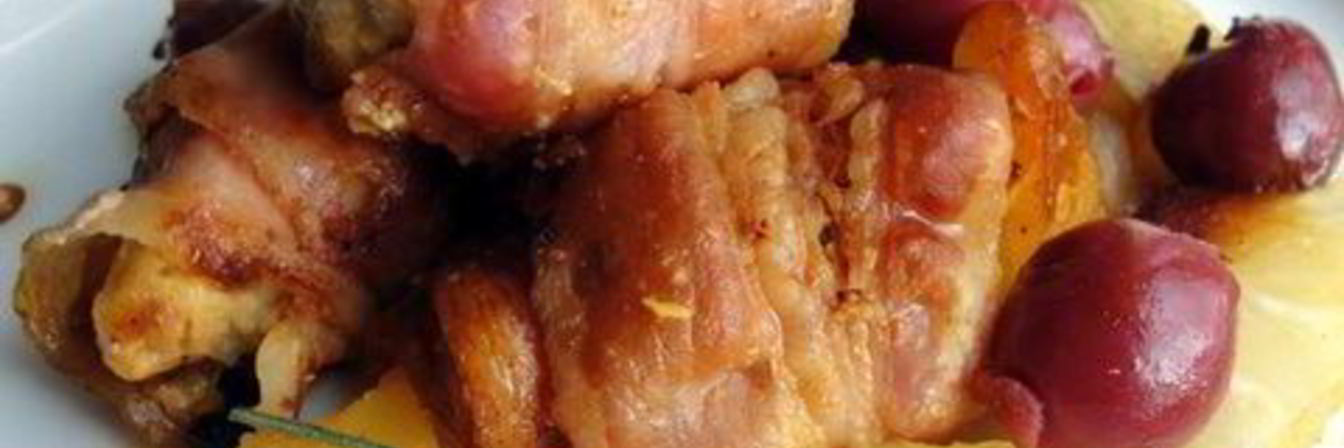 Пряная куриная грудка в беконе, с фруктами