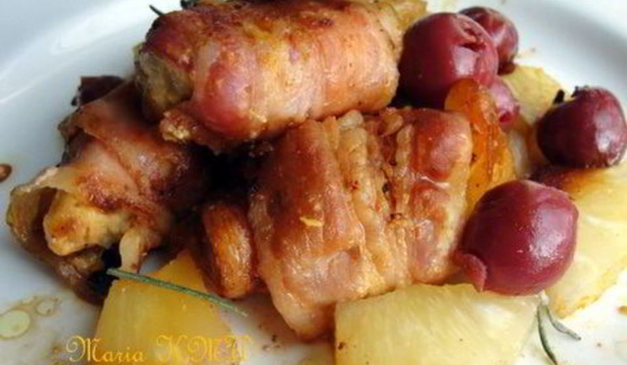 Рецепт пряной куриной грудки в беконе, с фруктами