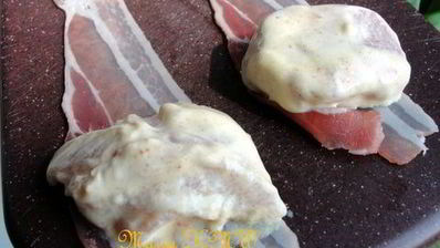 пряная куриная грудка в беконе, с фруктами