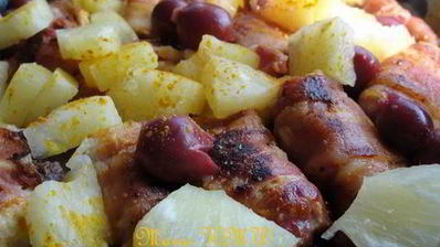 пряная куриная грудка в беконе, с фруктами