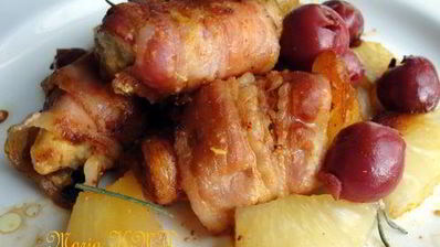 пряная куриная грудка в беконе, с фруктами