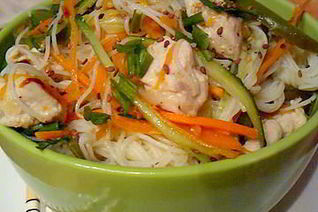 Рисовая вермишель с овощами и куриным филе