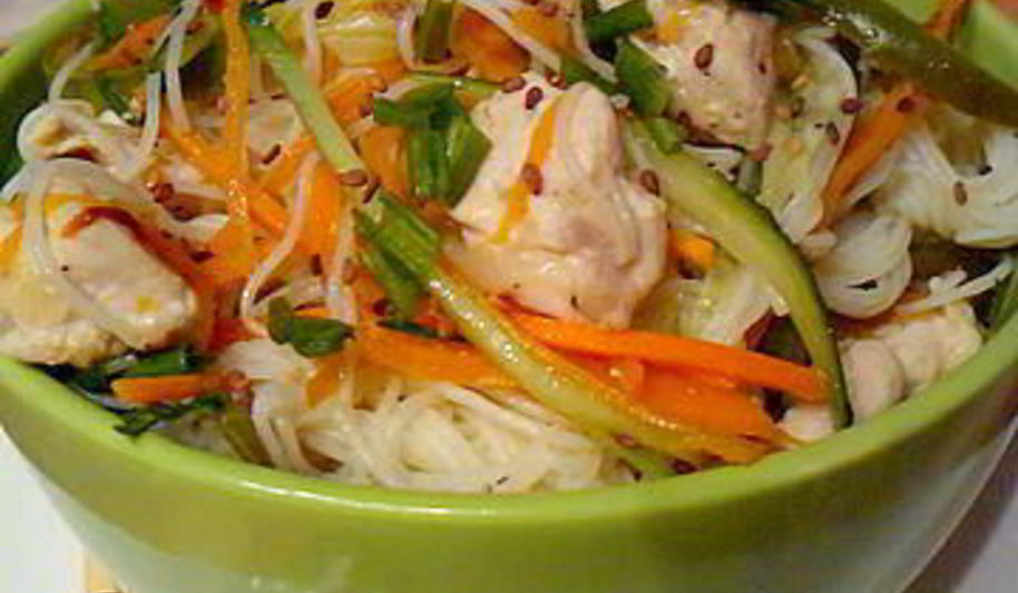 Рецепт рисовой вермишели с овощами и куриным филе