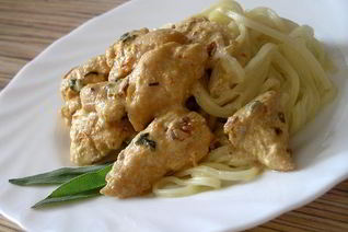 Сливочные куриные грудки с шалфеем и томатами