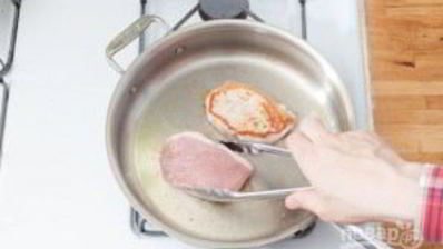 свинина, тушенная с вишней