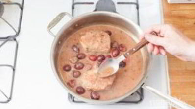 свинина, тушенная с вишней