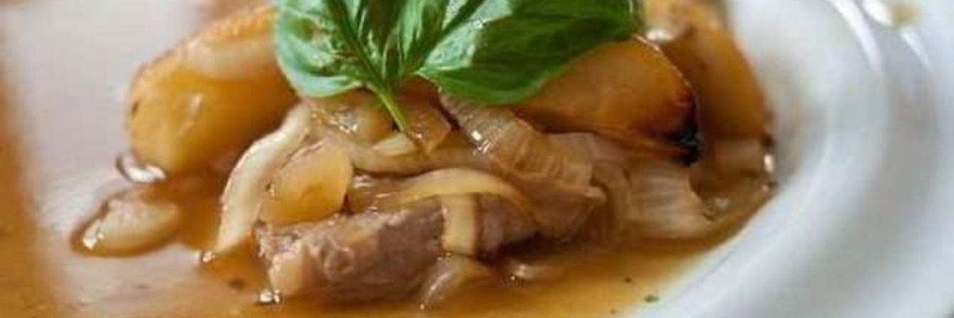 Свинина в яблочно-луковом сливочном соусе