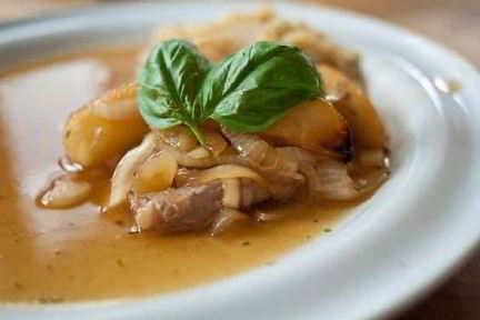 Свинина в яблочно-луковом сливочном соусе