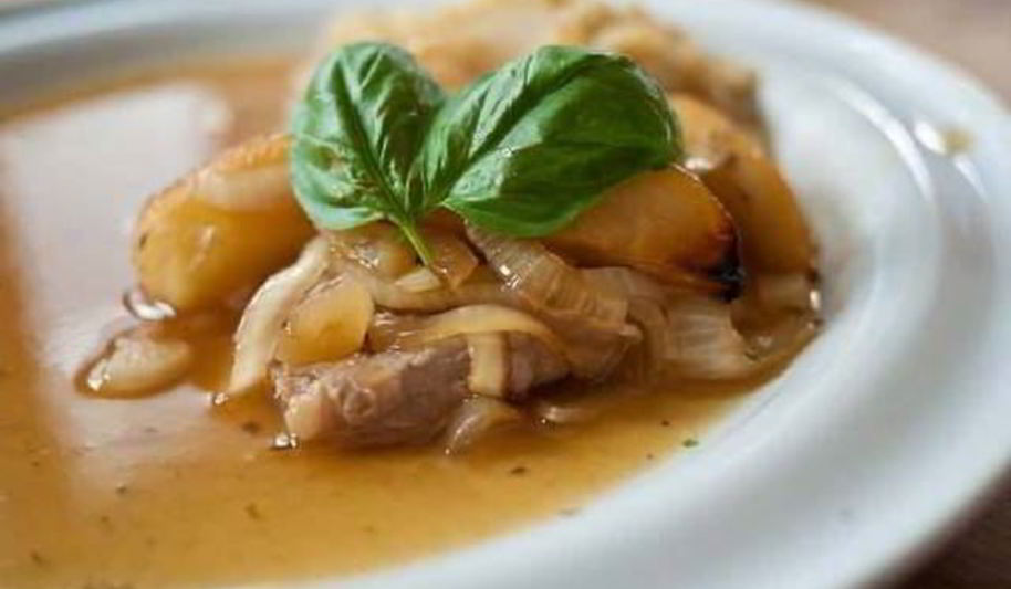 Рецепт свинины в яблочно-луковом сливочном соусе