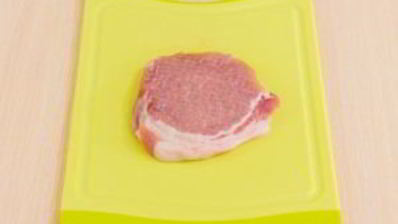 свинина, вымоченная в молоке, запеченная под сметанным соусом