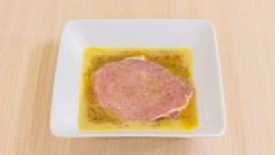 свинина, вымоченная в молоке, запеченная под сметанным соусом