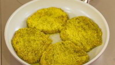 свинина, вымоченная в молоке, запеченная под сметанным соусом