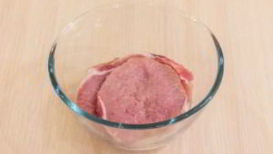 свинина, вымоченная в молоке, запеченная под сметанным соусом