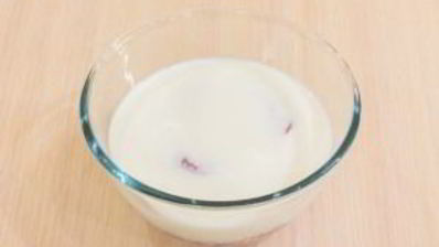 свинина, вымоченная в молоке, запеченная под сметанным соусом