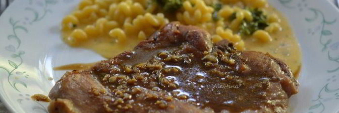 Свиные отбивные с розмарином в апельсиновом соусе