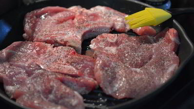 свиные отбивные с розмарином в апельсиновом соусе