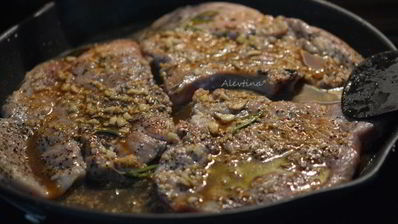 свиные отбивные с розмарином в апельсиновом соусе