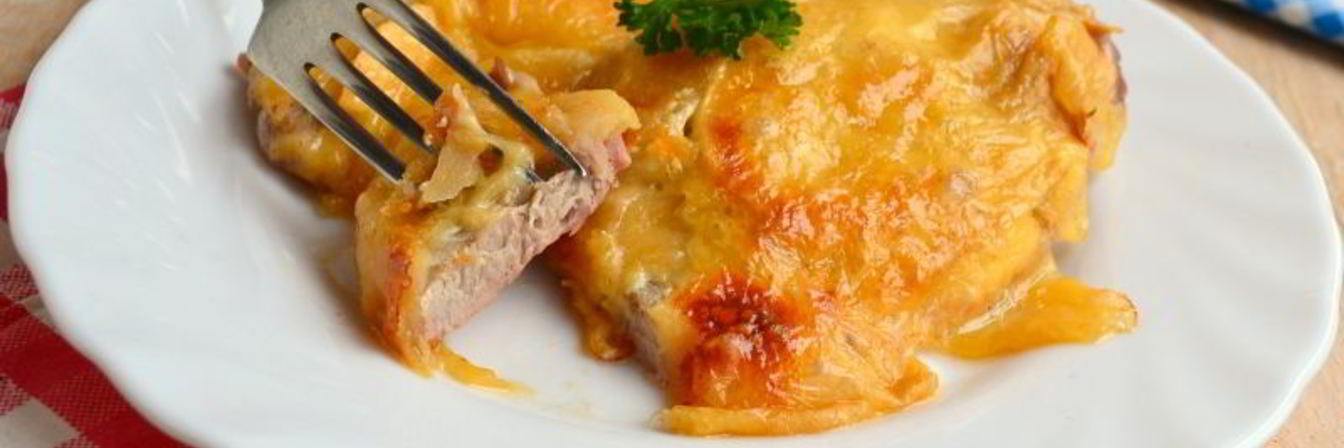 Свиные отбивные в духовке с яблоками и сыром