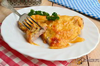 Свиные отбивные в духовке с яблоками и сыром