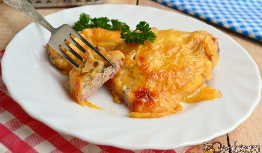 Рецепт свиных отбивных в духовке с яблоками и сыром
