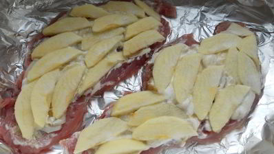 свиные отбивные в духовке с яблоками и сыром