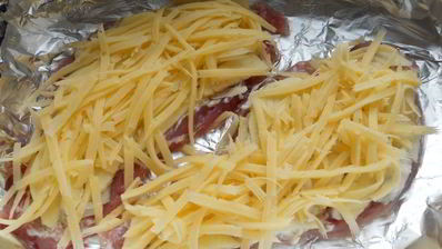 свиные отбивные в духовке с яблоками и сыром