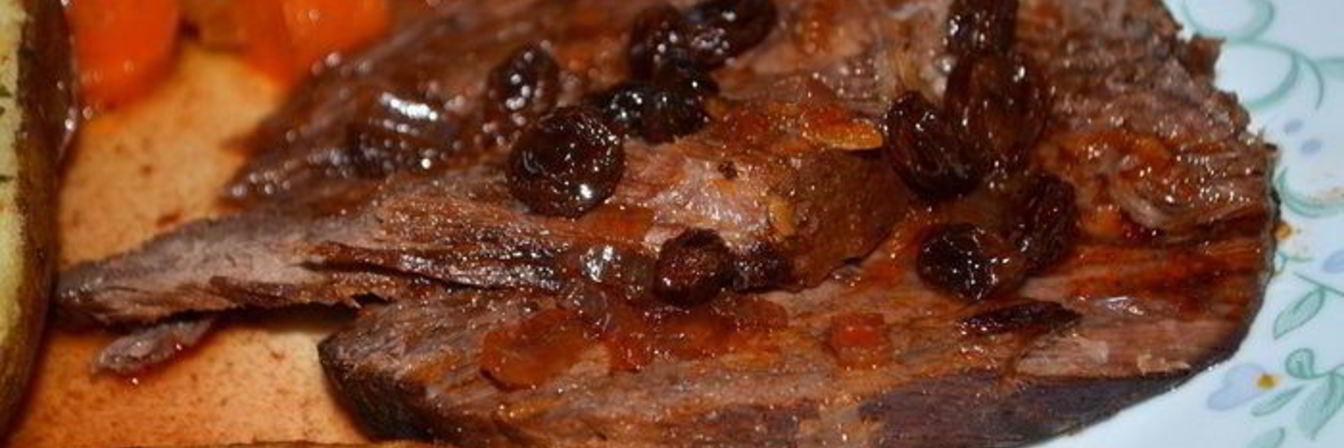 Тушеное мясо по-немецки с подливой из изюма