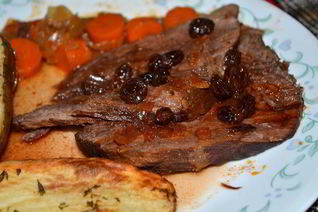 Тушеное мясо по-немецки с подливой из изюма