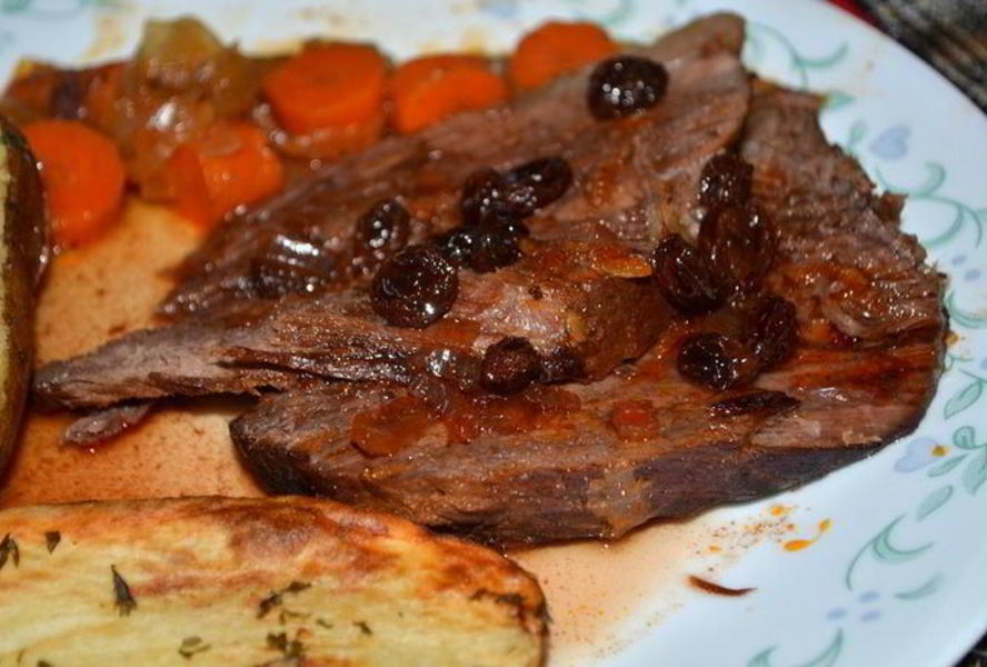 Тушеное мясо по-немецки с подливой из изюма