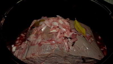 тушеное мясо по-немецки с подливой из изюма