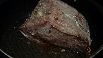 тушеное мясо по-немецки с подливой из изюма