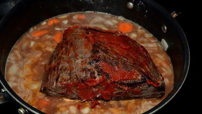 тушеное мясо по-немецки с подливой из изюма