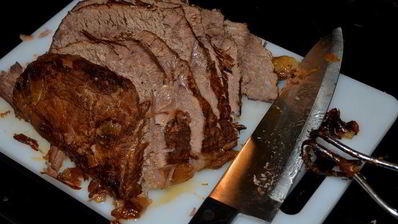 тушеное мясо по-немецки с подливой из изюма