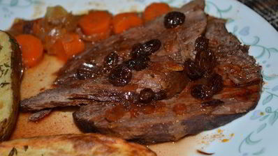 тушеное мясо по-немецки с подливой из изюма