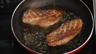 утиная грудка с клубничным чатни