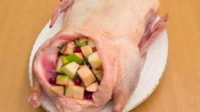 утка, фаршированная яблоками