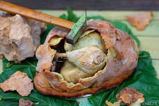 Яйцо динозавра — курица запечённая в тесте с травами