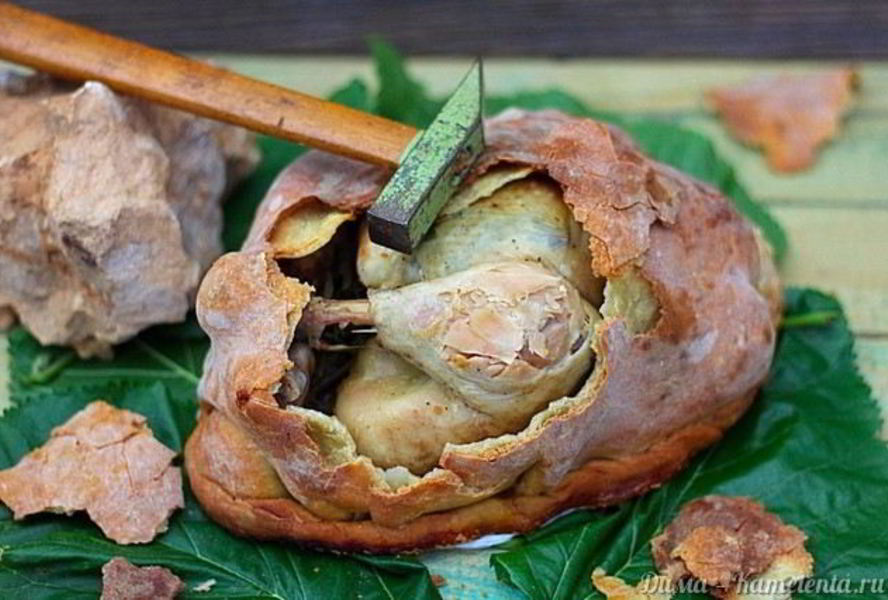 Яйцо динозавра — курица запечённая в тесте с травами