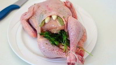 яйцо динозавра — курица запечённая в тесте с травами