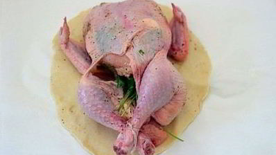 яйцо динозавра — курица запечённая в тесте с травами