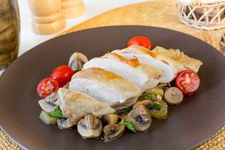 Запеченная куриная грудка с грибным соте
