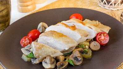 запеченная куриная грудка с грибным соте